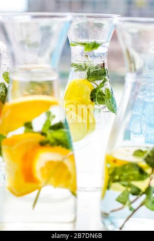 Wasser oder Limonaden mit Frucht-Aroma werden bei Wohltätigkeitsveranstaltungen in der Nähe serviert Stockfoto