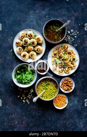 Indische Straßennahrung - Panipuri Stockfoto