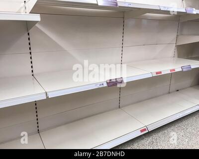 Panick Buying trifft Großbritannien und insbesondere Schottland mit leeren Regalen, die einst Toilettenrollen enthielten. Stockfoto