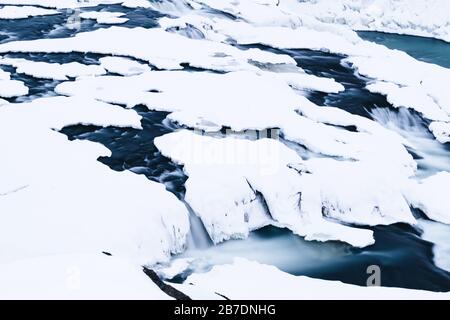 Ein gefrorener isländischen Fluss. Land des Feuers und Eis Dies ist Island. Tourismus in Island in der Winterzeit. Besuchen Sie Skandinavien. Thema der globalen Erwärmung Stockfoto