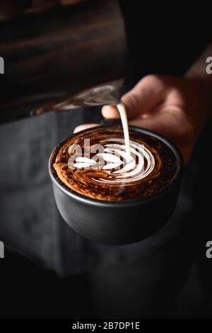 Cappuccino wird gegossen Stockfoto