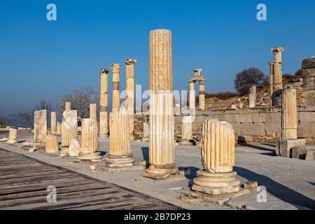 Marmorsäulen in den Ruinen von Ephesus, Selcuk, Türkei Stockfoto