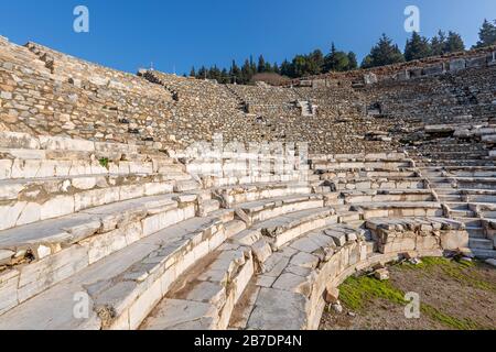 Marmorsitze des kleinen Theaters, das als Odeon bekannt ist, in den Ruinen von Ephesus, Selcuk, Türkei Stockfoto