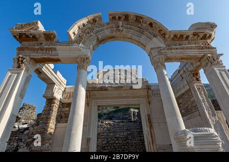 Überreste des Hadrianstempels in den Ruinen von Ephesus, Selcuk, Türkei Stockfoto