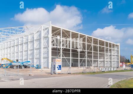 OLDENZAAL, NIEDERLANDE - 14. MÄRZ 2020: Rahmen eines neu erbauten Lagers gegen einen schönen blauen Himmel Stockfoto