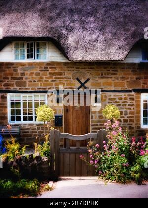 Vor dem Haus in Napton on the Hill, einer alten Bäckerei aus dem 13. Jahrhundert in der Nähe des Oxford Canal (South), England, Großbritannien Stockfoto