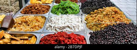 Ein computergroßes Banner zeigt einen Nahblick über verschiedene bunte Trockenobststücke, die auf dem Mahane Yehudah Market in Jerusalem zum Verkauf angeboten werden. Stockfoto