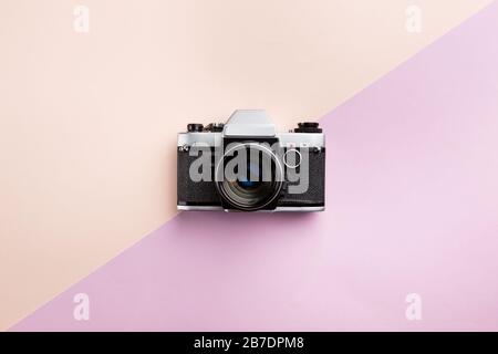 Vintage-Kamera auf farbigem Hintergrund. Retro-Stil getönt Bild. Minimalistische Konzept Stockfoto