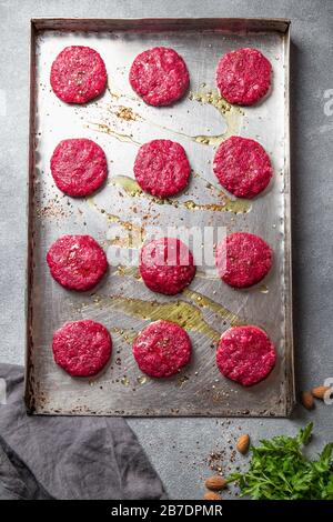 Ungekochte Rote-Bete-Burger auf Metalltablett Stockfoto