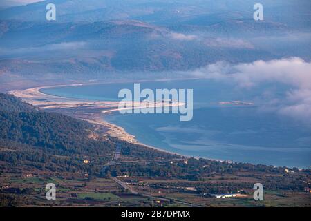 Hochwinkeliger Luftblick vom Salda-See. Der Salda-See ist ein mittelgroßer Kratersee im Südwesten der Türkei innerhalb der Grenzen des Distrikts Yesilova. Stockfoto