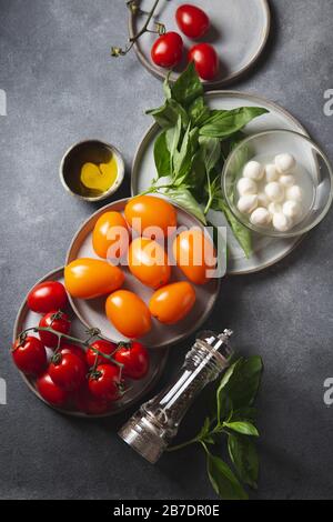 Zutaten fos Caprese Salat - Tomaten, Basilikum und Mozzarella Stockfoto