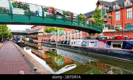 Schmalboote legten mit Reflexionen im Zentrum von Banbury am Oxford Canal (South), Oxfordshire, England, Großbritannien, an Stockfoto