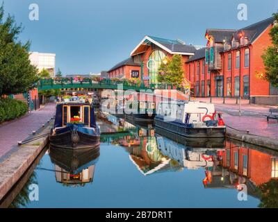 Schmalboote legten mit Reflexionen im Zentrum von Banbury am Oxford Canal (South), Oxfordshire, England, Großbritannien, an Stockfoto