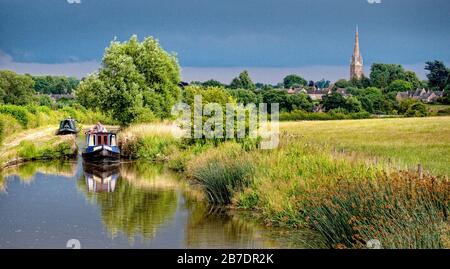 Das Schmalboot fährt sanft durch den South Oxford Canal in der Nähe von King's Sutton, Oxfordshire, England, Großbritannien Stockfoto