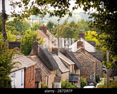 Reetdachhäuser und Hausfronten von Cottages in Oxfordshire, Lower Heyford, England, Großbritannien Stockfoto