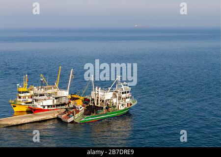 Bunte Fischerboote auf dem Marmarameer in Trilye, Mudanya Stockfoto