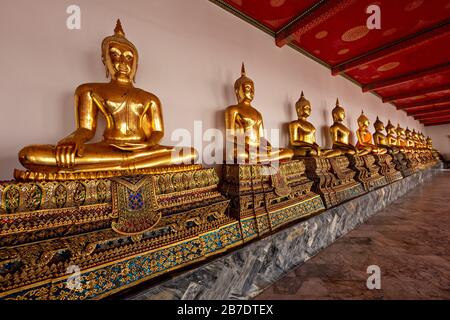 Reihe von Buddha-Statuen im buddhistischen Tempel, bekannt als Wat Pho, in Bangkok, Thailand Stockfoto