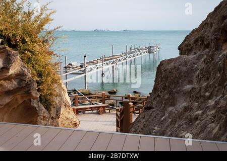 Küste des Kaspischen Meeres. Felsenpfad. Kasachstan. Stadt Aktau. Oktober 2019. Stockfoto