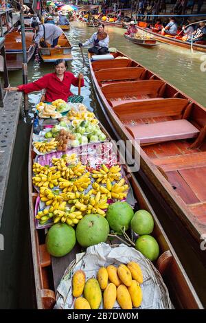 Schwimmender Markt mit Früchten auf dem langen Schwanzboot, in Damnoen Saduak Thailand Stockfoto