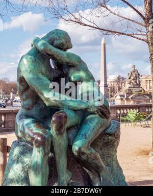 Bronzestatue der Kuss von Auguste Rodin im Tuileriengarten - Paris Stockfoto