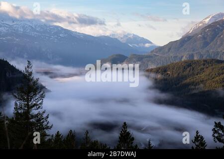 Kanadische Landschaft Blick auf das von Nebel überzogene Tal während eines trüben Morgens. In Tantalus Lookout in der Nähe von Squamish und Whistler, nördlich von Vancouver, B. Stockfoto