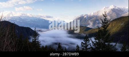 Panorama Kanadische Landschaft Blick auf das von Nebel überzogene Tal während eines trüben Morgens. In Tantalus Lookout in der Nähe von Squamish und Whistler, nördlich von Va Stockfoto