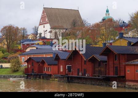 Die mittelalterliche Lutherische Kathedrale und die alten Scheunen im alten Porvoo an einem bewölkten Oktobertag. Finnland Stockfoto