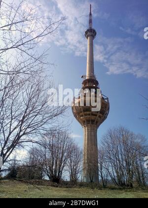 Fernsehturm auf dem Gipfel des Berghügels Fruska gora, Serbien. Stockfoto