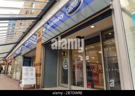 Southend-on-Sea, Großbritannien. März 2020. Das Äußere der Boots-Apotheke in Southend-on-Sea während der COVID-19-Pandemie. Die Ladenfront zeigt das Boots-Logo und die Beschilderung für die Apotheke sowie eine Sandwichplatte außen. Das Bild spiegelt die Belastung des Einzelhandels aus der Pandemie wider, wobei sich die Apotheken und die wichtigsten Dienstleistungen auf ein geringes Angebot und eine knappe Lagerbestände auswirken. Penelope Barritt/Alamy Live News Stockfoto