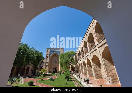 Blick über die mittelalterliche Madrassa von Kukeldasch, in Taschkent, Usbekistan. Stockfoto