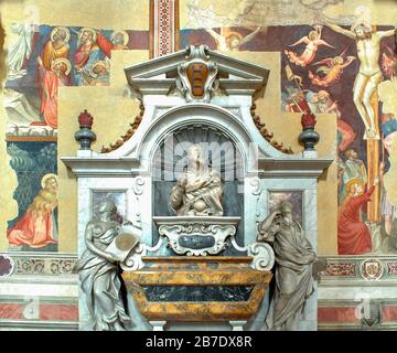 FLORENZ ITALIEN INNERE SANTA CROCE KIRCHE DIE FRANZISKANISCHE BASILIKA GALILEO DENKMAL UND GRAB Stockfoto