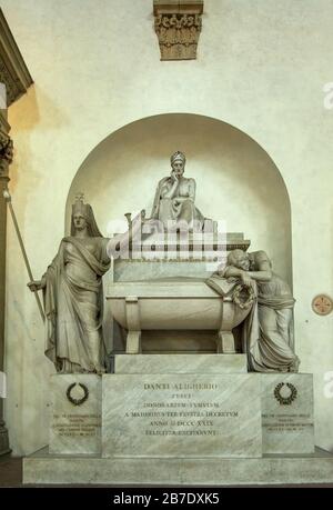 FLORENZ ITALIEN INNERE SANTA CROCE KIRCHE DIE FRANZISKANISCHE BASILIKA DAS DANTE-DENKMAL UND DAS GRAB Stockfoto