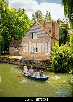 Ausflugsboot am Ende der Schifffahrt in der Nähe der Mühle auf der Themse in Lechlade, Cotswolds, Gloustershire, England, Großbritannien, Großbritannien Stockfoto