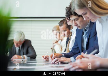 Geschäft Leute arbeiten mit Dokumenten in Konferenzraum Stockfoto