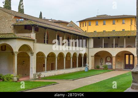FLORENZ ITALIEN SANTA CROCE KIRCHE DIE KREUZGÄNGE DER FRANZISKANISCHEN BASILIKA Stockfoto