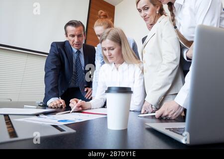 Die Leute an der Arbeit über Börse Charts in Büro, Konferenz arbeiten Analyse Konzept Stockfoto