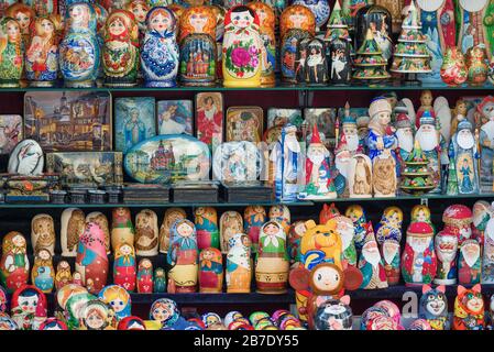 ST. PETERSBURG, RUSSLAND - 02. DEZEMBER 2019: Russische TouristenSouvenirs aus Holz an der Theke eines Souvenir-Kiosks Stockfoto