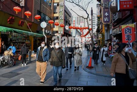 Yokohama, Japan. März 2020. Touristen, die Gesichtsmasken tragen, sind am Sonntag, den 15. März 2020, in Chinatown in Yokohama, Präfektur Kanagawa-Japan zu sehen. Der Tourismus ist aufgrund der Auswirkungen von Coronavirus in Japan zurückgegangen. Foto von Keizo Mori/UPI Credit: UPI/Alamy Live News Stockfoto