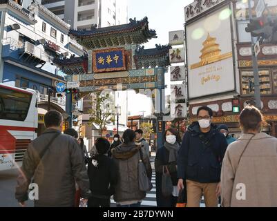 Yokohama, Japan. März 2020. Touristen tragen am Sonntag, 15. März 2020, Gesichtsmasken in Chinatown in Yokohama, Präfektur Kanagawa-Japan. Der Tourismus ist aufgrund der Auswirkungen von Coronavirus in Japan zurückgegangen. Foto von Keizo Mori/UPI Credit: UPI/Alamy Live News Stockfoto