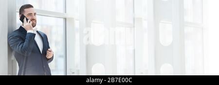 Geschäftsmann mit Mobiltelefon im Büro, weiß Kopie Platz für Text Inhalt Stockfoto