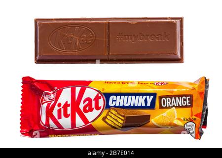 Nestle KitKat Chunky orange Schokolade auf weißem Hintergrund - knusprige wafer Finger mit orange aromatisiert Milchschokolade - Kit Kat Stockfoto