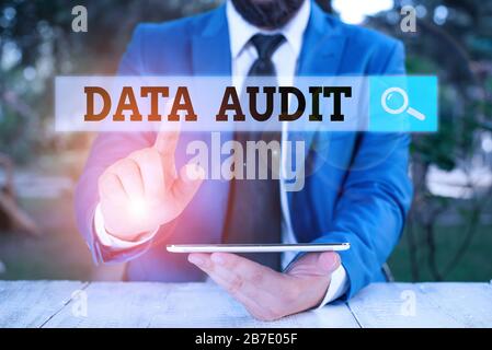 Schreiben Hinweis mit den Daten für die Prüfung. Business Konzept für die Prüfung von Daten die Qualität für einen bestimmten Zweck zu bewerten Stockfoto