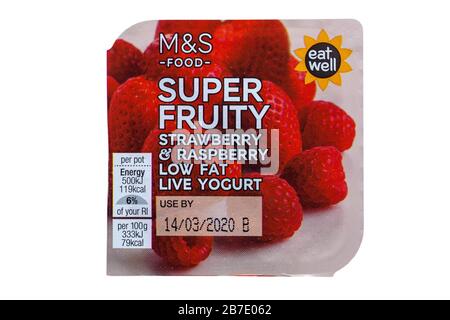 Topf mit M&S Superfruchtigem Erdbeer und Himbeere fettarmer Live-Joghurt isoliert auf weißem Hintergrund Stockfoto