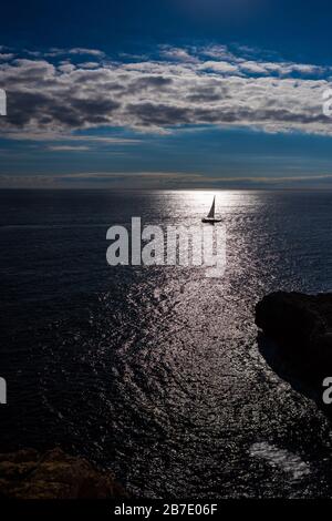 Während des Sonnenuntergangs segelte ich alleine in den Ozean Stockfoto
