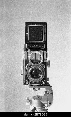 1950er Jahre, historische Rolleiflex Filmkamera der Ära auf Stativ, England, Großbritannien. Stockfoto