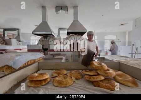 Man backt Brot auf dem Chorsu-Basar in Taschkent, Usbekistan. Stockfoto