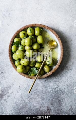 Grüne Oliven in einer Keramikschale Stockfoto