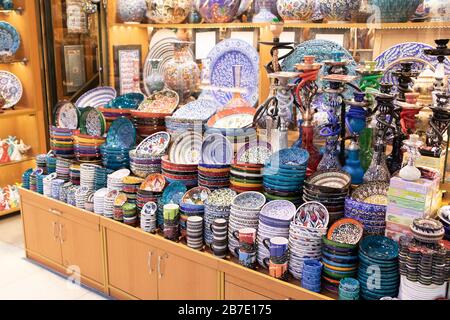 Klassische türkische Keramik auf dem Markt. Nahaufnahme. Stockfoto