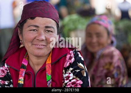 Die usbekische Frau in Siab Bazaar sieht mich an, in Samarkand, Usbekistan. Stockfoto
