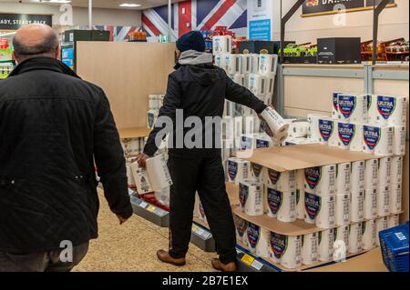 Coventry, West Midlands, Großbritannien. März 2020. Die Aldi-Geschäfte im Gallagher Retail Park waren voller Käufer, die heute in Panik einkaufen. Aldi Management beschränkte Käufe auf 4 Artikel jedes Produkts pro Kunde. Kredit: Andy Gibson/Alamy Live News Stockfoto